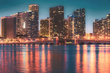 Miami City Skyline Biscayne Körfezi 'nden izlendi. Miami Şehir Gecesi