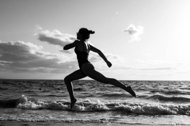 Silueti olan bir kadın. Kadın kilo verme kavramı