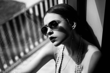 Güneş gözlüğü moda. Makyajlı şehvetli model kız. Genç kadın moda gözlüğü tarzı