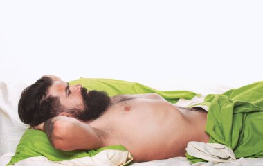 Uyuyan adam. Uyuklayan adam konsepti. Pijama adam. Uykulu ve tembel insan yavaşça yalnız poz veriyor. Erkek çok derin bir uykuda yatakta uyur.