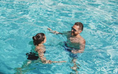 Yaz havuzu tatil köyü. Hayat kurtarıcı. Bilardodaki çift. Havuz partisi