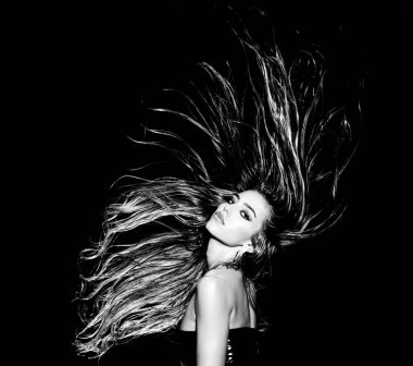 Moda saç modeli ile Güzellik sarışın kadın. Saç bakımı konsepti. Koyu arka plan üzerinde stüdyoda poz moda makyaj ile güzel bir kızın yüzü