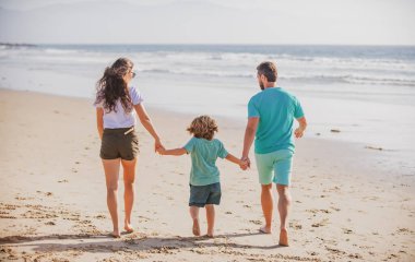 Anne ve baba gün batımında yaz plajında. Arkadaş canlısı aile kavramı. Fiji 'de yaz tatili
