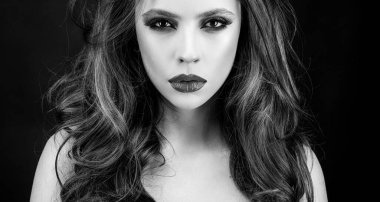 Zarif Moda Modeli. Kırmızı dudaklar, koyu renk gözler makyaj. Kozmetik ürünleri