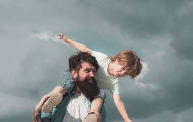 Mutlu sevgi dolu bir aile-baba ve oğul. Uçmayı hayal ediyorum. Doğada yaz aylarında bir uçurtma ile çayır üzerinde mutlu aile baba ve çocuk