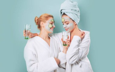 Spa ve sağlıklı yaşam. Kız arkadaşlar kız kardeş kil yüz maskesi yapıyor. Anti yaş maskesi. Güzel kal. Her yaş için cilt bakımı. Kadınlar eğlenceli salatalık cilt maskesi yaşıyor. Rahatla konsepti. Güzellik içeriden başlar.