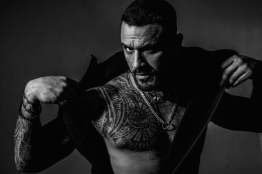 Metroseksüel adam. Çekici, modaya uygun maço. Kendine güvenen erkeksi bir bakış. Moda endüstrisi. Dövmeli kaslı, seksi bir erkek. Kendine güvenen ve yakışıklı vahşi bir adam. Erkek modası.