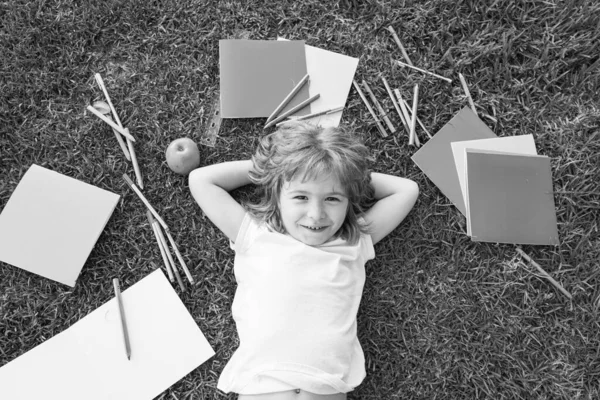 Porträt Des Netten Klugen Schuljungen Nerd Der Hausaufgaben Macht Gras — Stockfoto