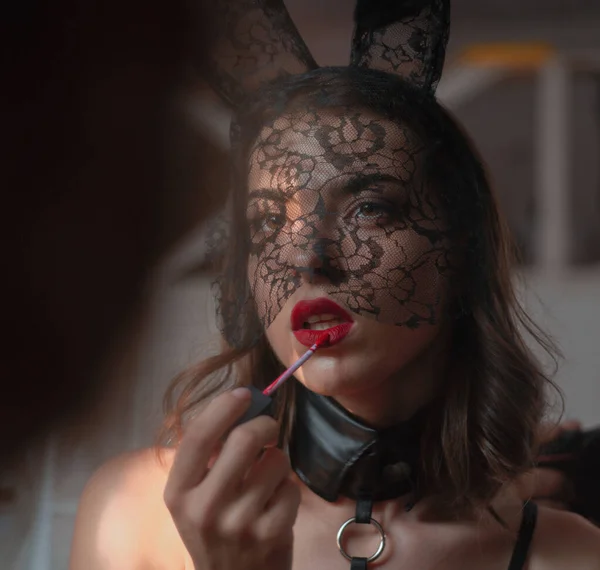美丽的性感女人的时尚肖像 性感的女人在内衣 时尚女孩性感的女人戴着兔子耳朵 看起来非常感性 兔子兔子 — 图库照片