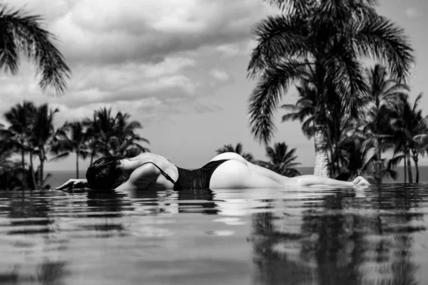 Γυναίκα Χαλαρώνοντας Στην Πισίνα Απείρου Θέα Πολυτελές Θέρετρο Καλοκαιρινές Διακοπές — Φωτογραφία Αρχείου