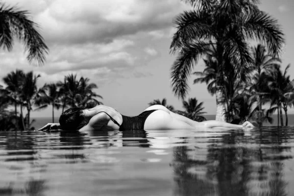 Woman Relaxing Infinity Swimming Pool View Luxurious Resort Summer Vacation — Stock Photo, Image