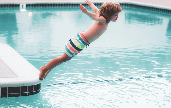 Kind Met Plezier Springen Het Zwembad — Stockfoto
