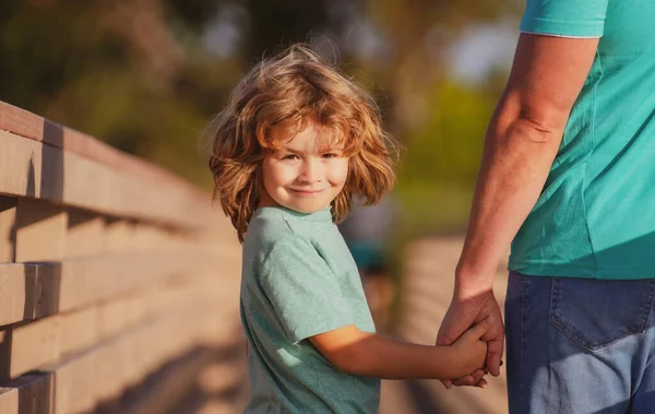 Vater Und Sohn Halten Hand Hand Wochenendaktivitäten Glücklich Familie Lifestyle — Stockfoto