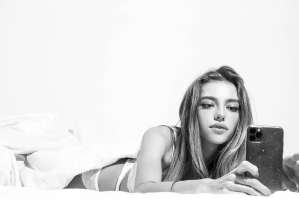 Junge Sinnliche Frau Mit Smartphone Auf Dem Bett — Stockfoto