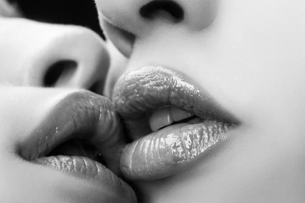 レズビアンキス バレンタインデー 愛の女性カップル キスだ 女性の官能的な唇 バレンタインデー — ストック写真