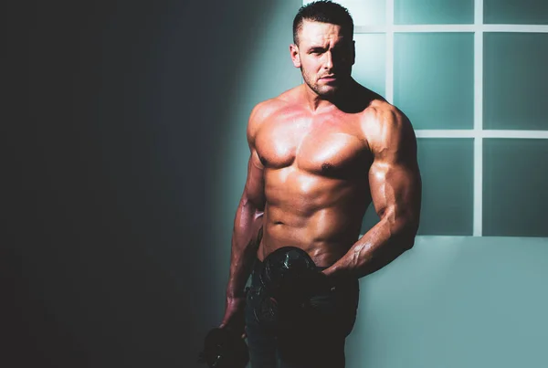 Cuerpo Muscular Sexy Strong Fit Man Ejercicio Con Campanillas Guy —  Fotos de Stock