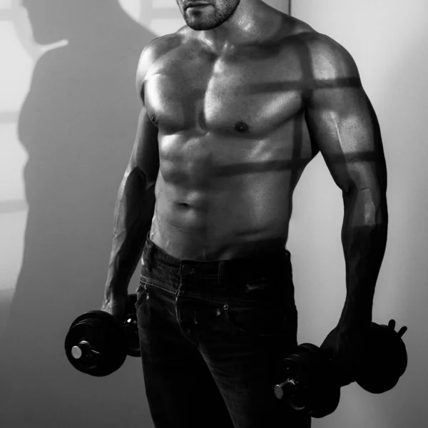 Shirtless Bodybuilder Tränar Med Hantel — Stockfoto