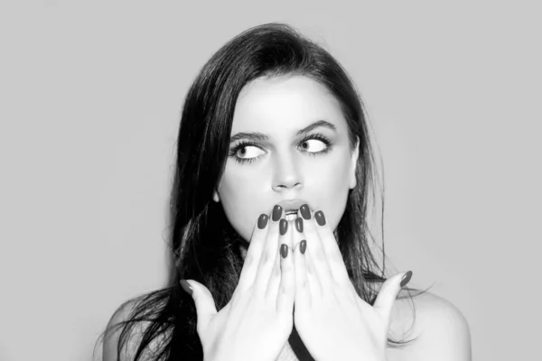 Überraschende Emotionen Porträt Einer Überraschten Frau Mädchen Decken Offenen Mund — Stockfoto