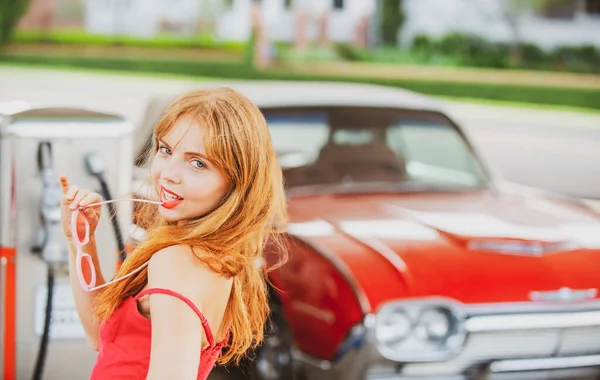 Uma Mulher Bonita Abastece Carro Posto Gasolina Senhora Elegante Contra — Fotografia de Stock