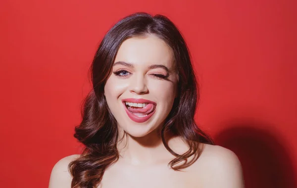 美しい官能的な女性ファッションモデル舌舐め唇 セクシー女性ポルノのスタジオ — ストック写真