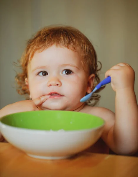 Grappige Baby Eet Zelf Eten Met Een Lepel Keuken Gezonde — Stockfoto