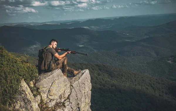 Schöner Jäger Der Eine Waffe Der Hand Hält Und Wald — Stockfoto