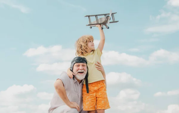 Petit Fils Enfant Grand Père Avec Jetpack Jouet Avion Contre — Photo