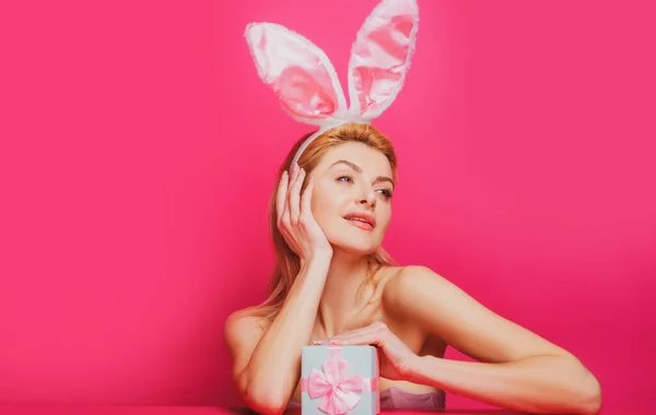 Mooi Jong Sexy Bunny Vrouw Met Prasent Cadeau Geïsoleerd Roze — Stockfoto