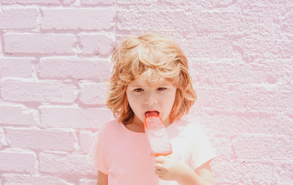 Παιδιά Που Κρατούν Παγωτό Ροζ Φόντο — Φωτογραφία Αρχείου