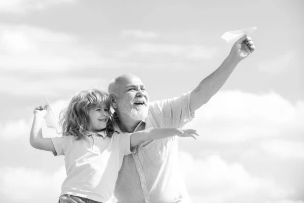 Alter Großvater Und Kleiner Enkel Mit Spielzeugpapierflugzeug Vor Sommerlichem Himmel — Stockfoto