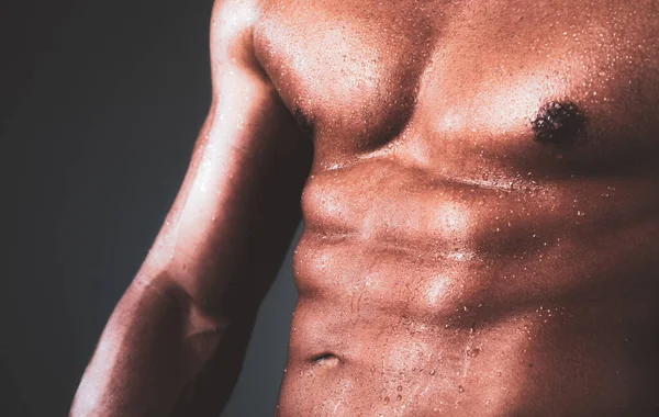 健美的家伙柔韧的肌肉 腹部肌肉 男性腹肌 6包灵媒身体 性感而赤裸的肌肉发达的年轻人 — 图库照片