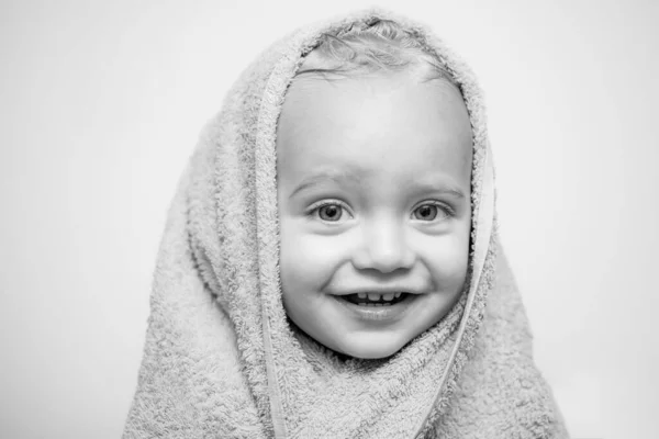 在家里洗澡的时候 微笑着沐浴着美丽的婴儿 小婴儿洗与泡泡在浴缸里的帽子 愉快的洗澡时间 蓝色的眼睛宝宝 — 图库照片