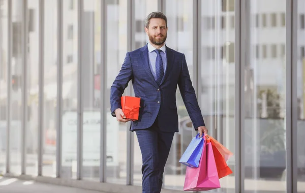 Hombre Negocios Sosteniendo Bolsas Compras Caminando Tienda Compras Comprando Pagando —  Fotos de Stock