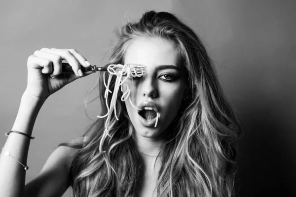 Sexig Ung Kvinna Äter Pasta Sensuell Flicka Kvinnlig Mun Äter — Stockfoto