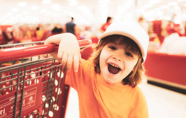 Bambino Con Shopping Bag Nel Supermercato — Foto Stock