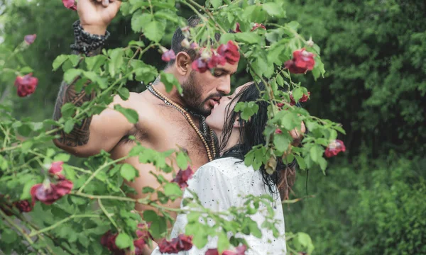春咲く庭の恋人 素敵な春のカップルはキスし 抱擁します 夏のカップルと官能的な瞬間 満開の木の下で野外カップル 花の美しさの愛好家 — ストック写真