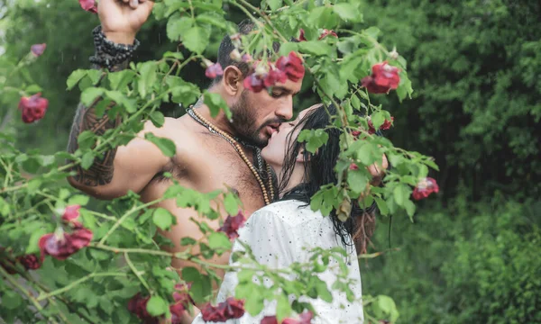 Amantes Primavera Jardín Floreciente Preciosa Pareja Primavera Beso Abrazos Pareja — Foto de Stock