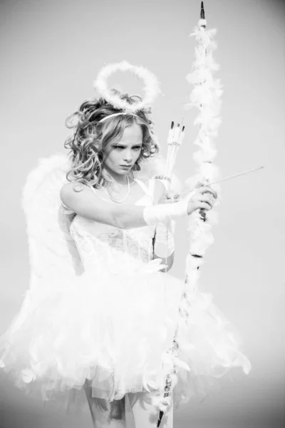 Lindo Pequeño Cupido Dispara Arco Retrato Una Niña Cupido Bonita — Foto de Stock