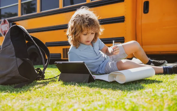 Schüler Schreibt Draußen Schulpark Und Macht Hausaufgaben Schulbus — Stockfoto