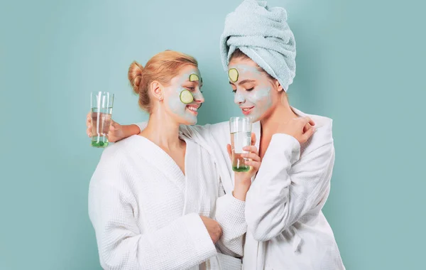 Spa Und Wellness Freundinnen Schwestern Machen Ton Gesichtsmaske Age Maske — Stockfoto