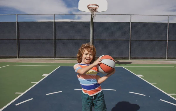 Маленька Біла Спортивна Дитина Грає Баскетбол Тримаючи Щасливим Обличчям — стокове фото