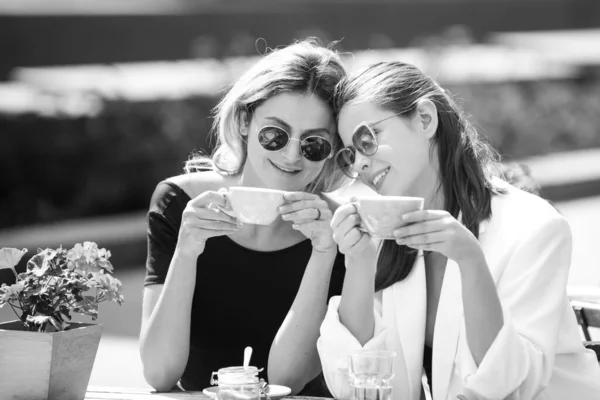 Lány Barátok Kávézóban Szabadtéri Portré Két Fiatal Gyönyörű Nőről Akik — Stock Fotó