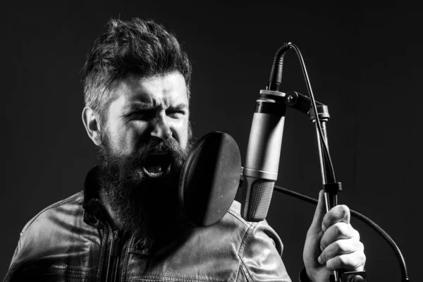 Karaoke Şarkıcısı Müzik Mikrofonuyla Şarkı Söyleyen Adam — Stok fotoğraf