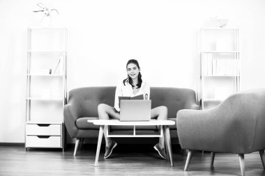 Ofiste baştan çıkarıcı seksi sekreter. Ofis içi masasında çalışan güzel muhasebeci ve şehvetli bir iş kadını. Genç muhasebeci kadının seksi uzun bacakları.