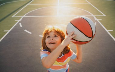 Basketbol oynayan çocuk gülüyor ve eğleniyor, Top View