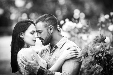 Samimi ilişki ve cinsel ilişki. Coşkulu, şehvetli, zevkli bir kadın. Aşkta yakınlık ve şefkat