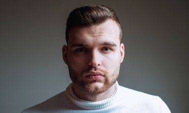 Saç stili berber. Sakallı, maço, yakın çekim yüzü. Berber dükkanı konsepti. Sakal bakımı. Hippi tarzı sakal. Sakallı yakışıklı adam. Erkeklik ve güzellik. İyi giyimli sakallı adam şık bir görünüş.