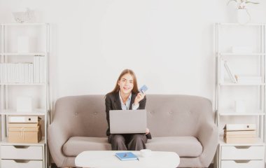 Genç iş kadını, serbest çalışan ya da CEO 'su..