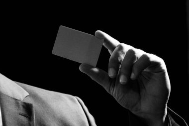 Elinde bir kredi kartı var.