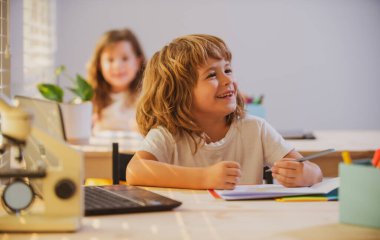 Okuldaki çocuklar. Okuldaki genç kız ve oğlan gülümsüyor.